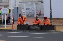 駅通りプランターの除草