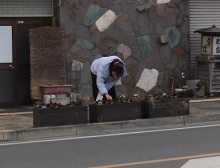 駅通りプランターの除草