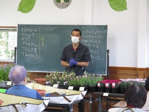 初夏の草花を使った寄せ植え教室
