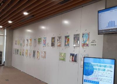 上柴公民館ロビーでの人権啓発ポスター展示の様子