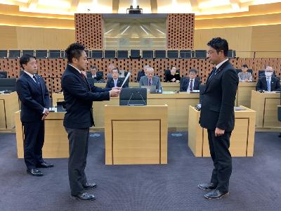 今井委員長から角田議長へ答申