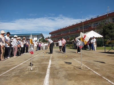 普済寺自治会グラウンドゴルフ大会の始球式