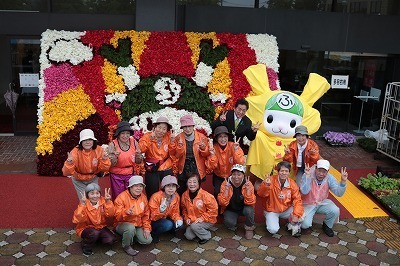 ふかや花フェスタにおける花絵の制作現場に市長訪問