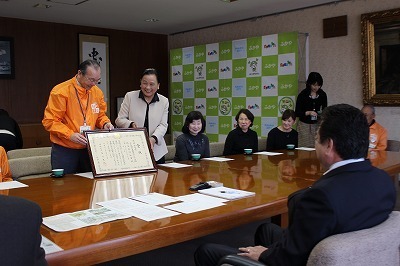 ふかや緑の王国ボランティアのみなさん 市長を表敬訪問