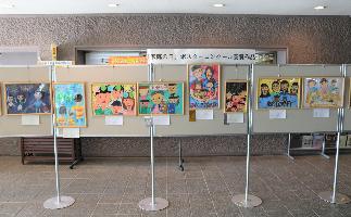 「家庭の日」ポスター展示の様子