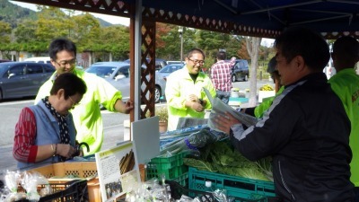 野菜販売のようす