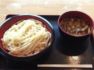 きのこを使用したつけ汁と手打ちうどん