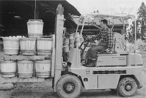 たくあん木樽の出荷(昭和30年代の漬物生産風景)