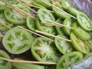 青トマトの漬物串