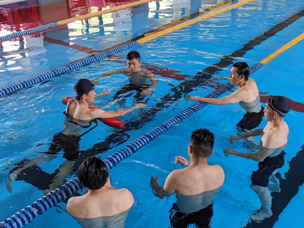 水上安全法救助員養成講習参加隊員による還元訓練の様子