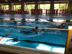 着衣水泳による動きにくさを感じるとともに泳力の向上を図る。
