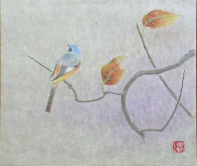 晩秋に紅葉した木の枝にとまる小鳥を描いた絵画