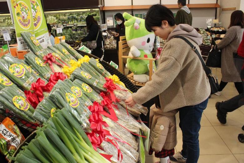 ねぎ束販売の様子【食品館ハーズ】