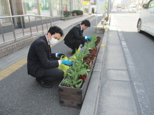 駅通り花がら摘み