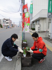 駅通り植栽りそな