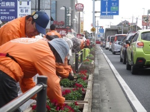 国道17号プランター除草