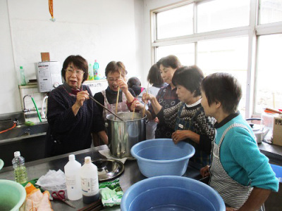 濃洗剤にひたす