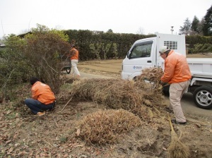 通用門側駐車場除草作業