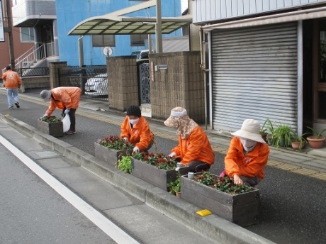 駅通りプランターの除草