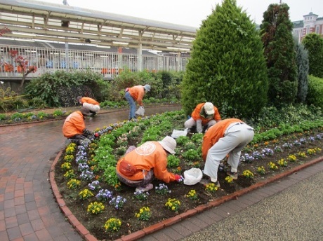 ステイションガーデンの除草活動