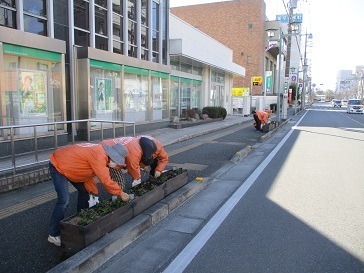 駅通りプランターの除草