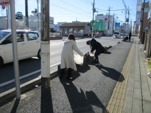 駅通りプランターの除草