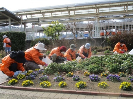 ステイションガーデンの除草活動を行いました。