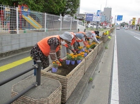 国道17号沿いプランター植栽活動