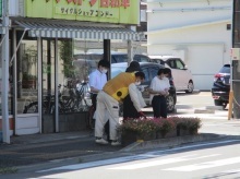 駅通りプランターの除草