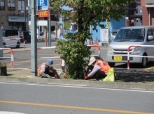 駅通りプランターの除草