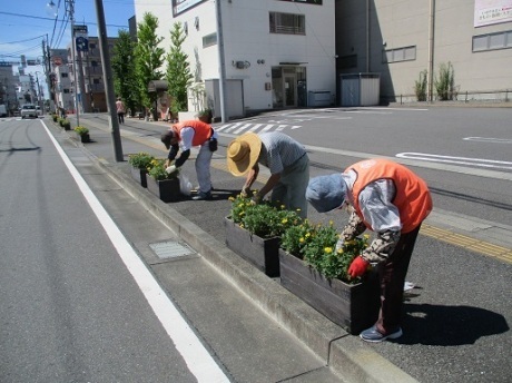 駅通りプランターの除草