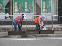 駅通りプランターの除草