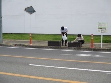 駅通りプランターの除草