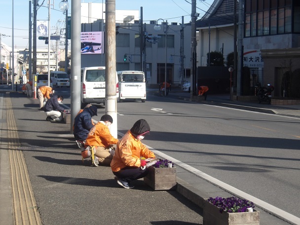 深谷駅通りプランターの除草と花がら摘みを行いました