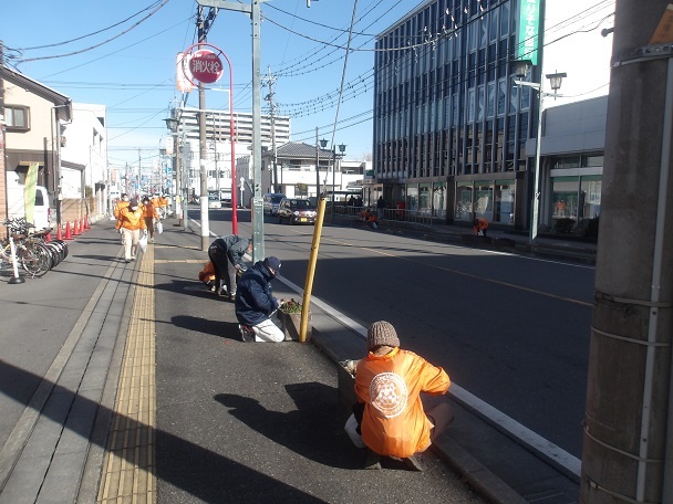 深谷駅通りプランターの除草と花がら摘みを行いました