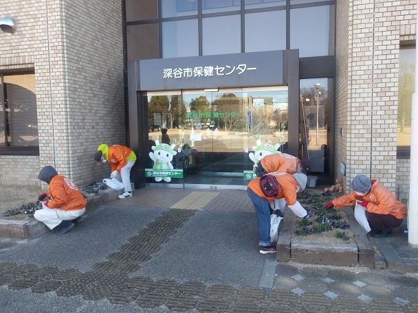 城址公園花壇・プランターの除草と花がら摘みを行いました