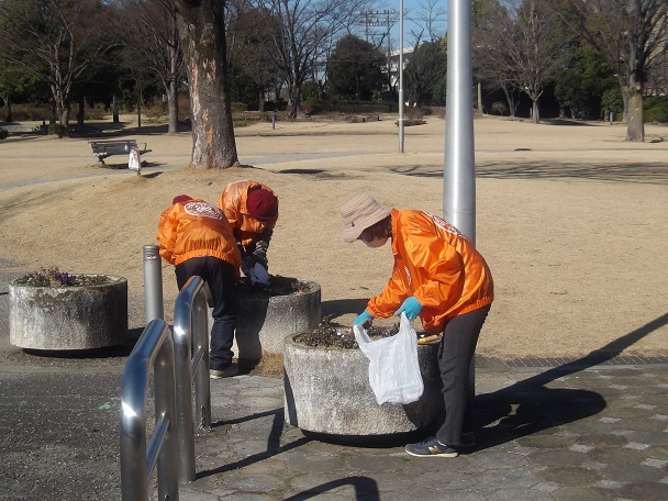 城址公園花壇・プランターの除草と花がら摘みを行いました。