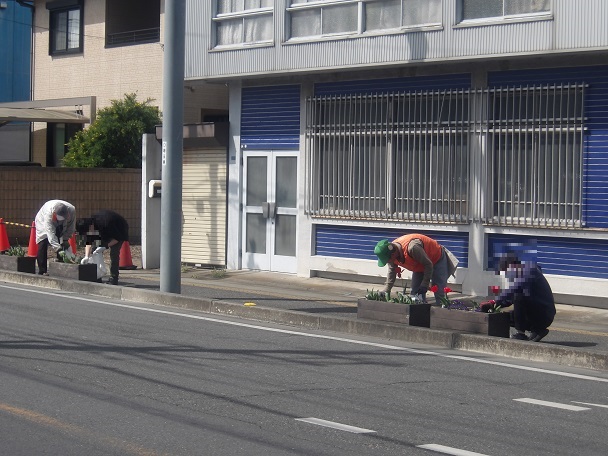 駅通りプランター除草作業