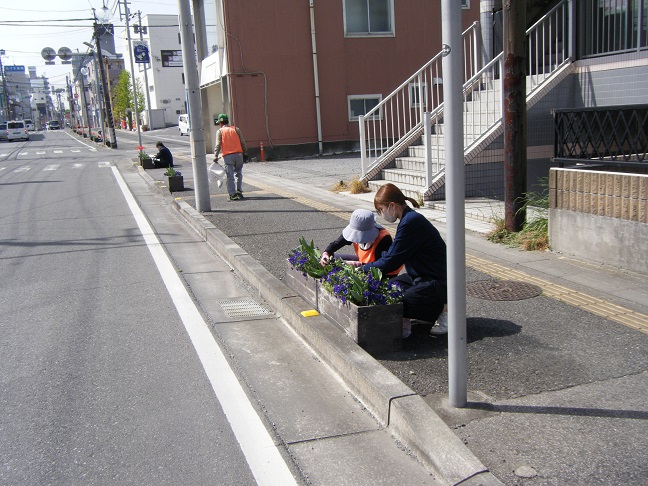 駅通りプランター除草作業