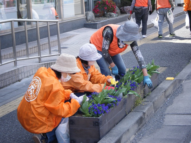 駅通りプランター除草作業