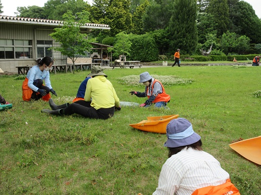 王国ひろばの除草