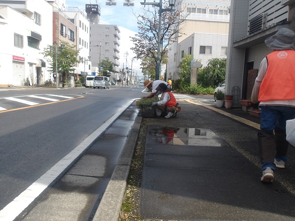 駅通りプランターの除草作業