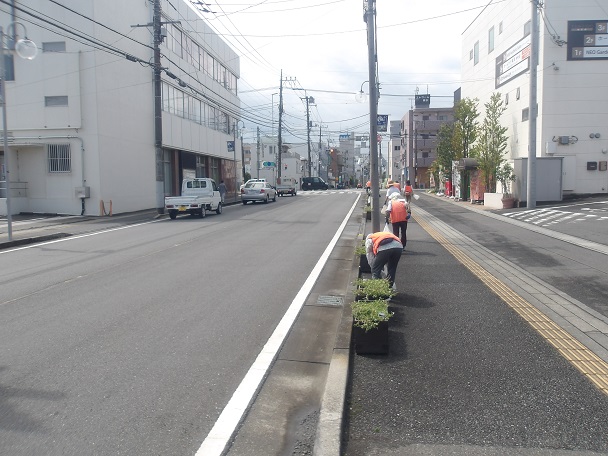 駅通りプランターの除草作業