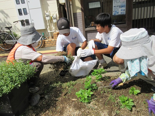 駅通りプランターの除草作業