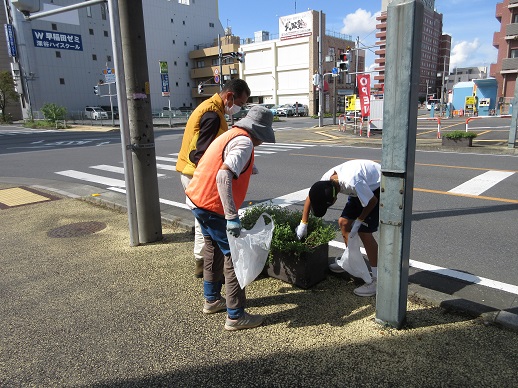 駅通りプランターの除草作業