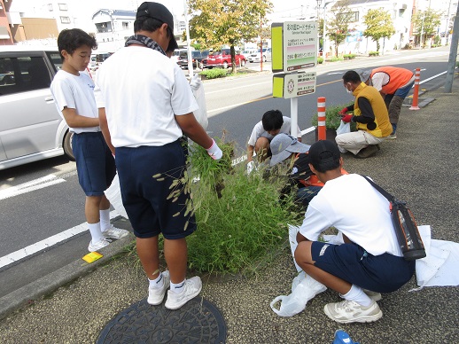 駅通りプランターの除草作業