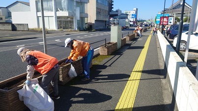 国道17号プランター整地作業を行いました。