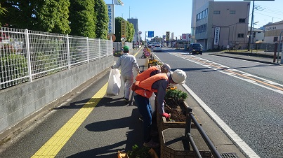 国道17号プランター整地作業を行いました。