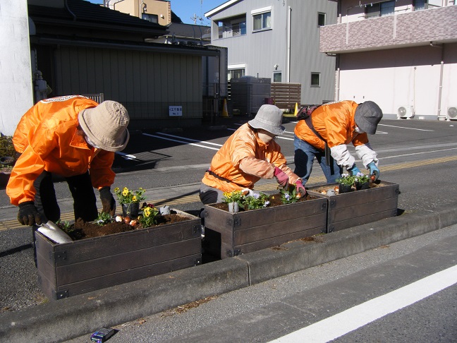 駅通りプランターに植栽活動を行いました。