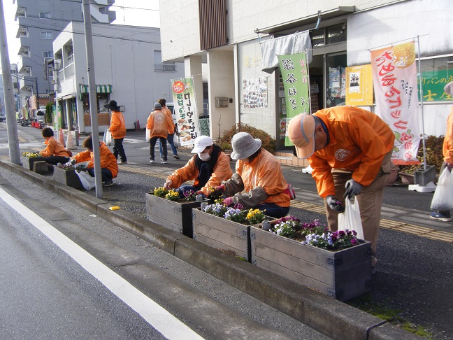 駅通りプランターの除草作業